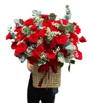 Giỏ Hoa Chúc Mừng Tone Đỏ Rực Rỡ