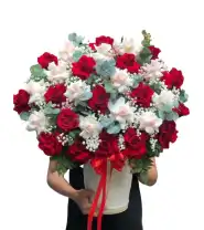 Giỏ Hoa Chúc Mừng Tone Đỏ Rực Rỡ